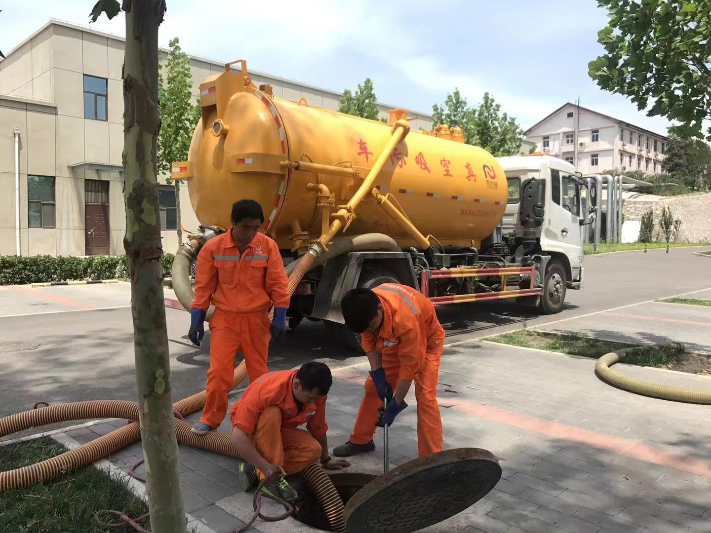 营口化粪池清理与5-8吨吸粪车施工效率分析
